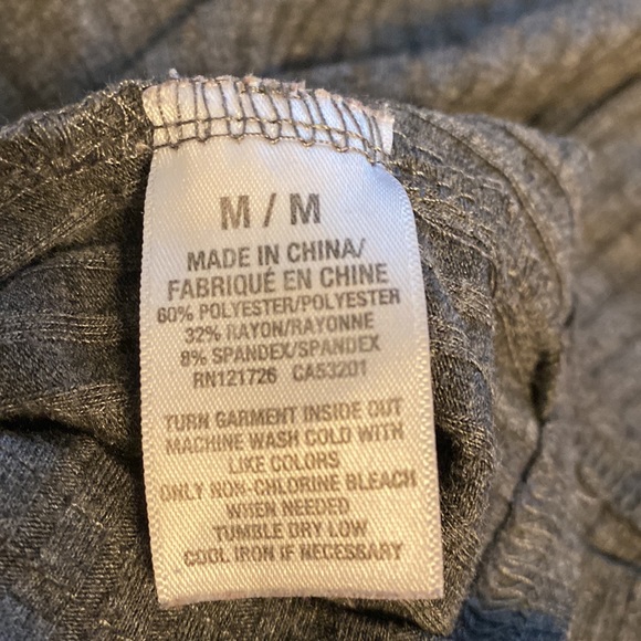 ❤️ Grey Ribbed turtleneck with some stretch/ spandex size medium❤️ - Picture 6 of 6